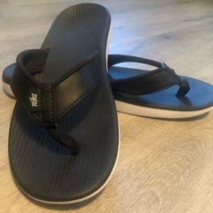 NWOT Nike Flip Flop Sandals Size 9